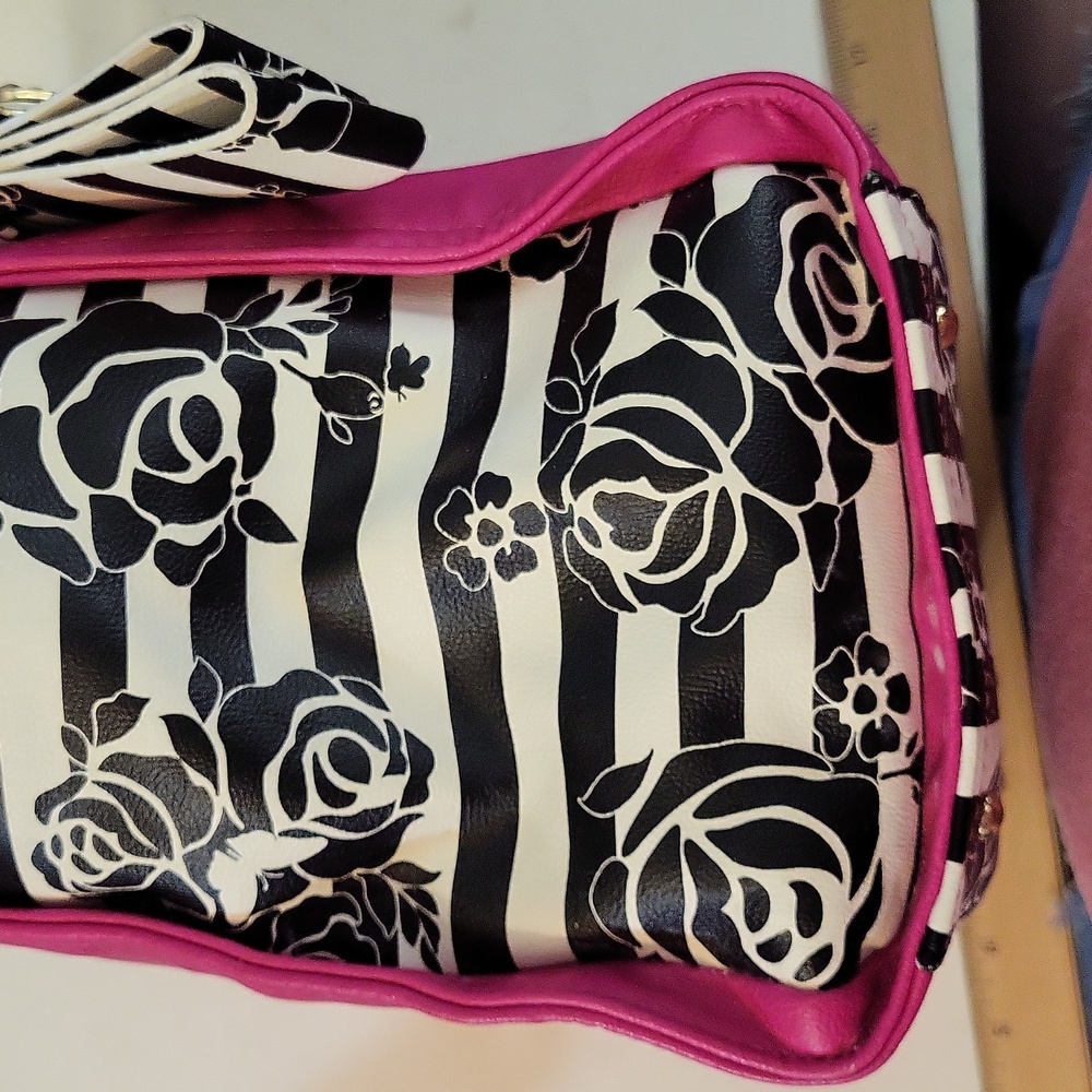 Pretty Betsey Johnson Handbag. - Picture 8 of 9